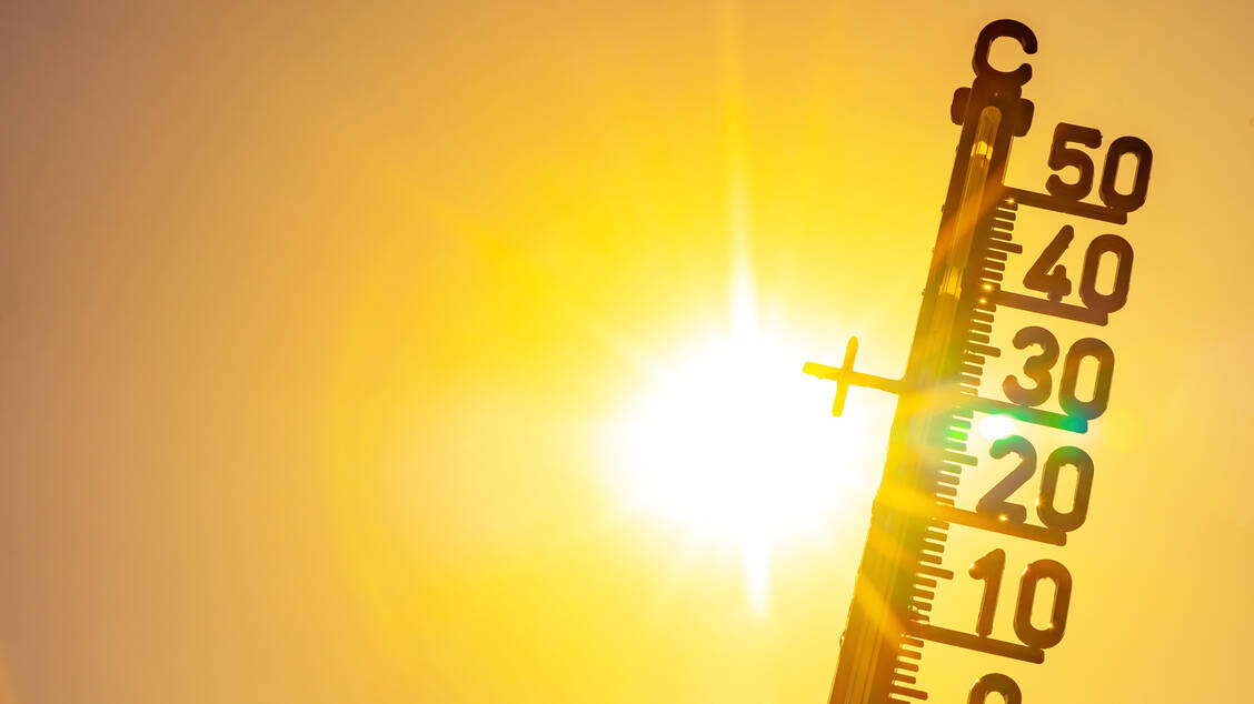 Extreme Hitze ist für den Körper eine enorme Belastung. / Foto: Adobe Stock/Corri seizinger