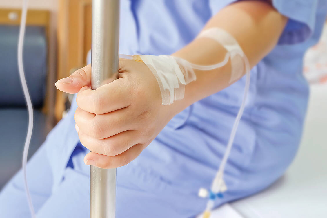 Bei einer CAR-T-Zelltherapie werden dem Patienten zunächst die eigenen weißen Blutkörperchen entnommen. Gentechnisch verändert bekommt er sie dann wieder infundiert.  / Foto: Colourbox