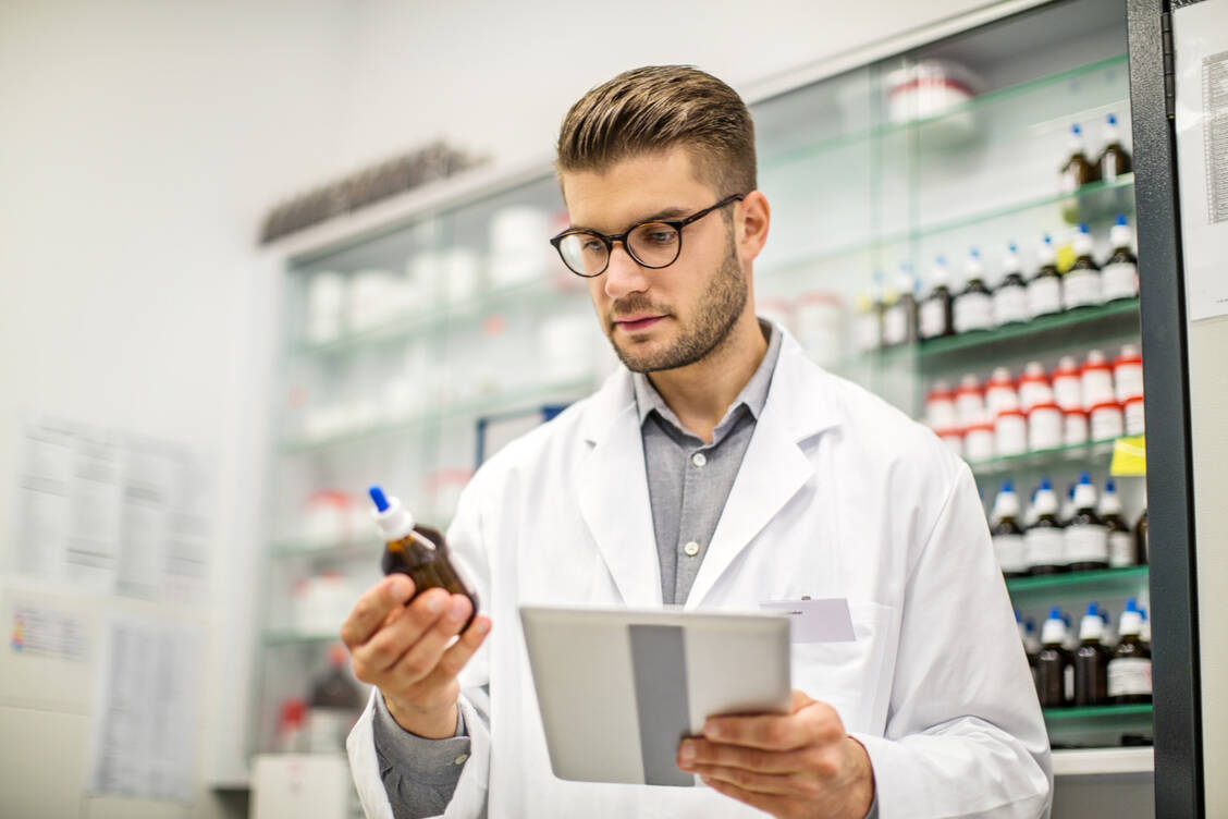 Früher wurden Rezepturen nach den in der Hilfstaxe festgelegten Preisen berechnet. Nun – im »vertragslosen« Zustand – greift die Arzneimittelpreisverordnung. / © Getty Images/alvarez