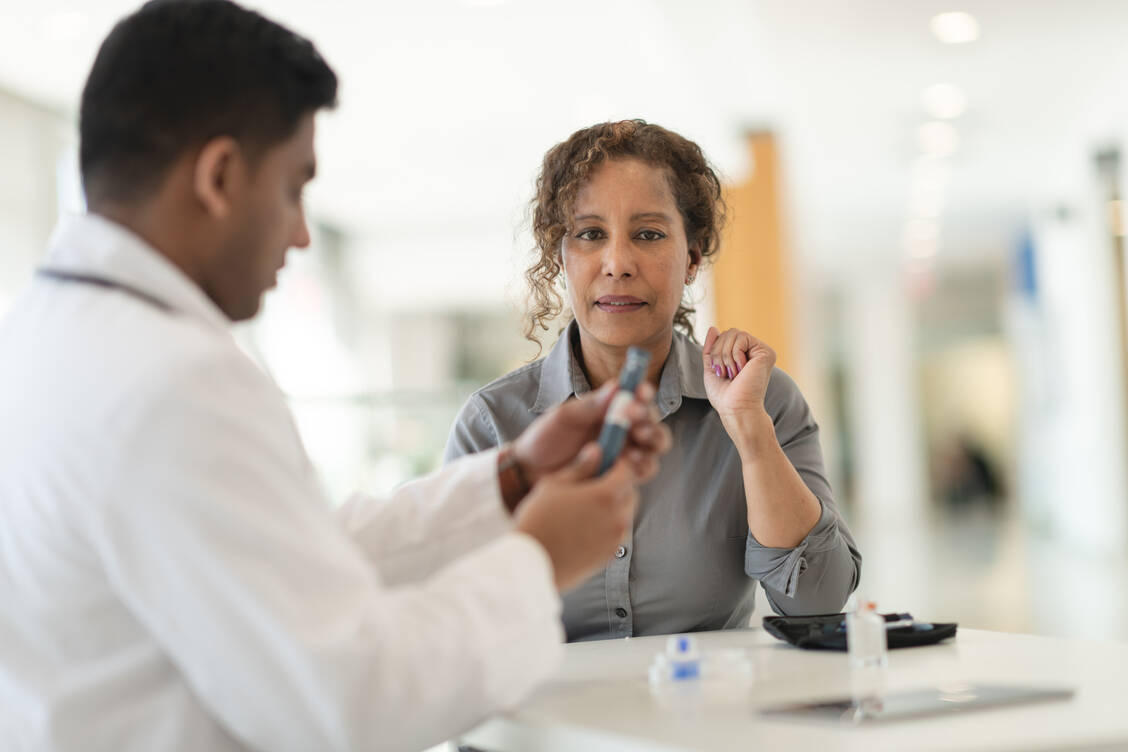 Es ist wichtig, dass Patientinnen und Patienten rechtzeitig umgestellt werden. Dabei muss unter anderem die Anwendung eines neuen Pens erklärt werden. / © Getty Images/FatCamera
