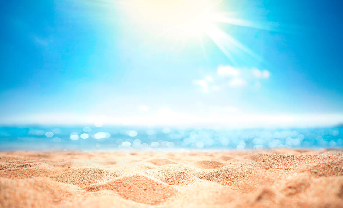 Wasser und heller Sand reflektieren die Strahlung und erhöhen dadurch den UV-Index. / Foto: Adobe Stock/Laura Pashkevich