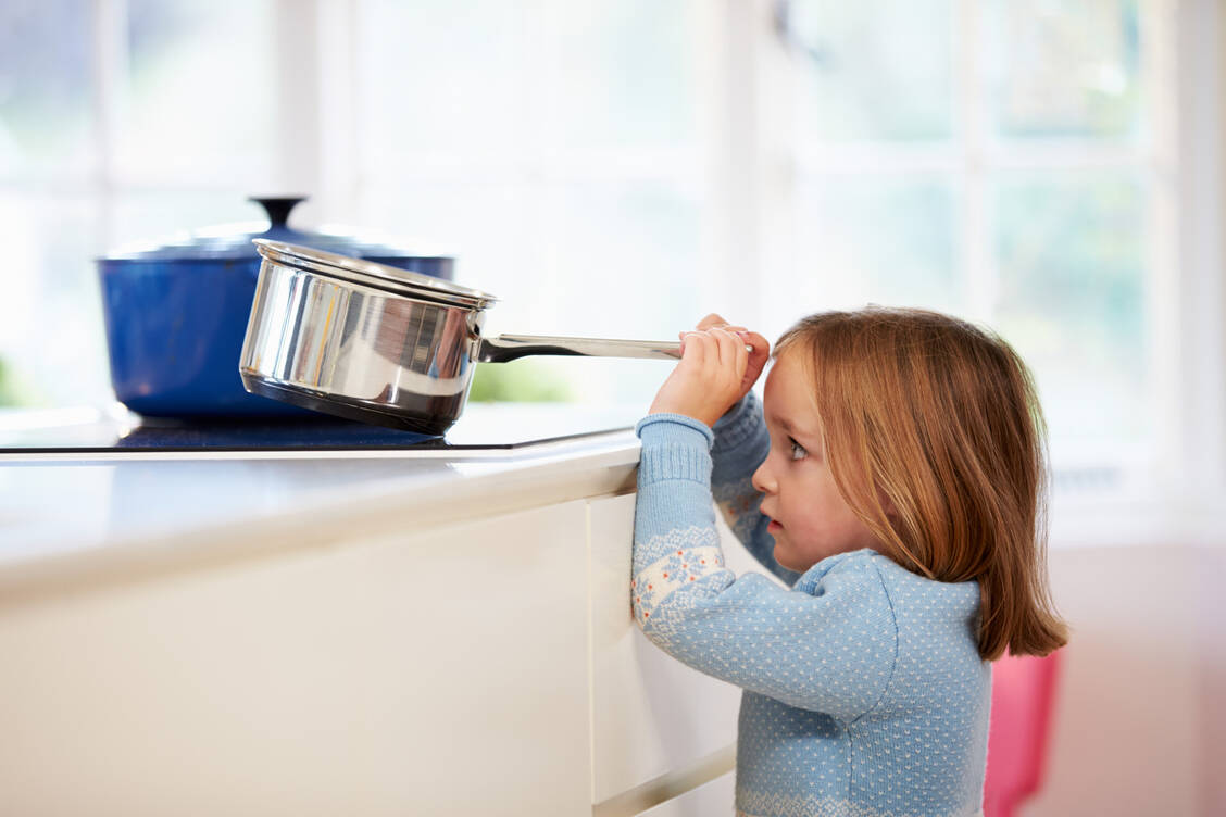 Verbrennungen am Herd sind ein relevantes Risiko für Kinder. / © Getty Images/monkeybusinessimages