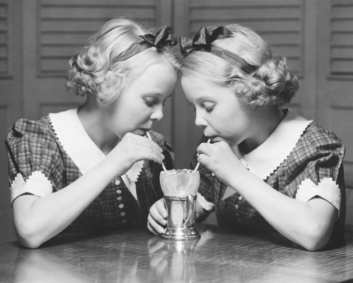 Einfach schön trinken oder sich die Haut schöntrinken? Ein straffer und frischer Teint stand schon immer für Jugendlichkeit.  / Foto: Getty Images/George Marks