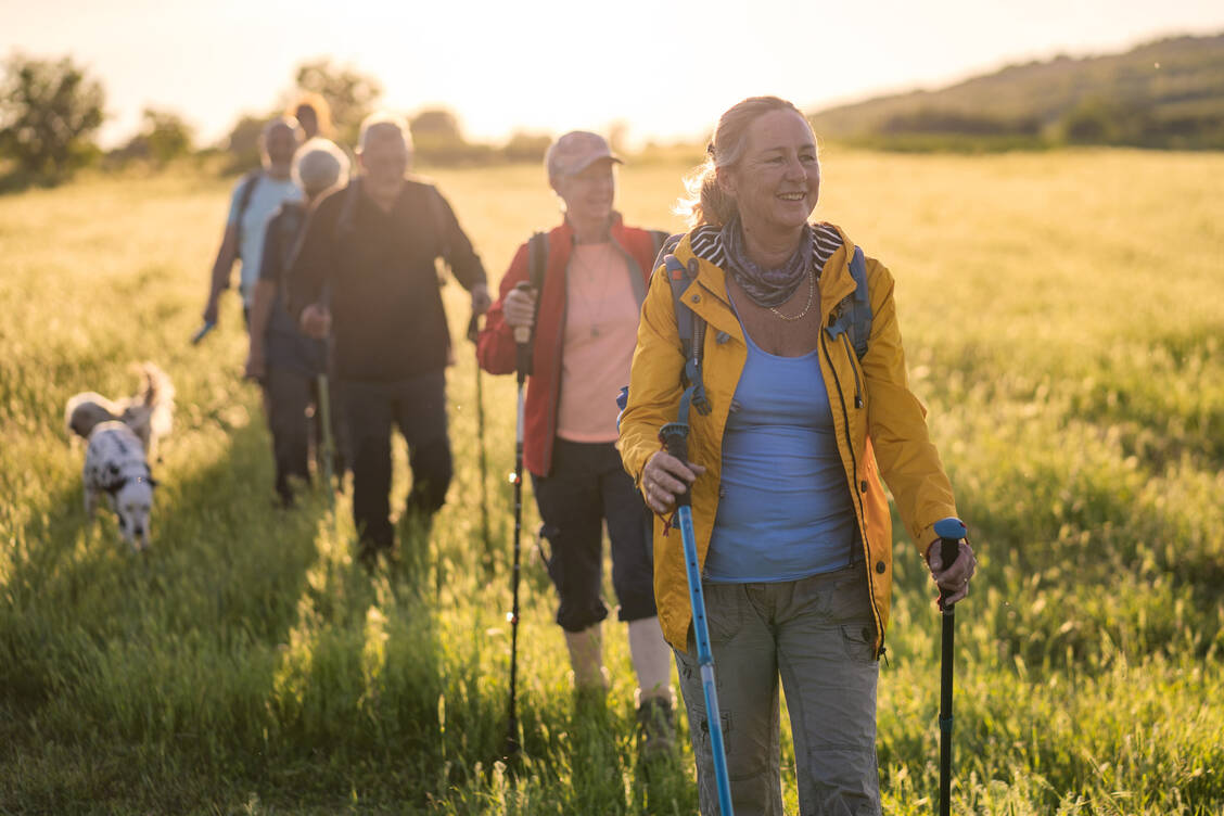 Regelmäßig gehen oder wandern muss nicht »Lymphatic Walking« heißen, um gesund zu sein. / © Getty Images/Vladimir Vladimirov