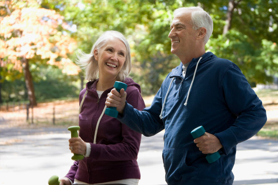 Wer gesund altern will, braucht eine starke Muskulatur. Den Best Agers wird deshalb mindestens zweimal wöchentlich gezieltes Krafttraining empfohlen – zusätzlich zur Ausdauer..    / © Getty Images/SelectStock