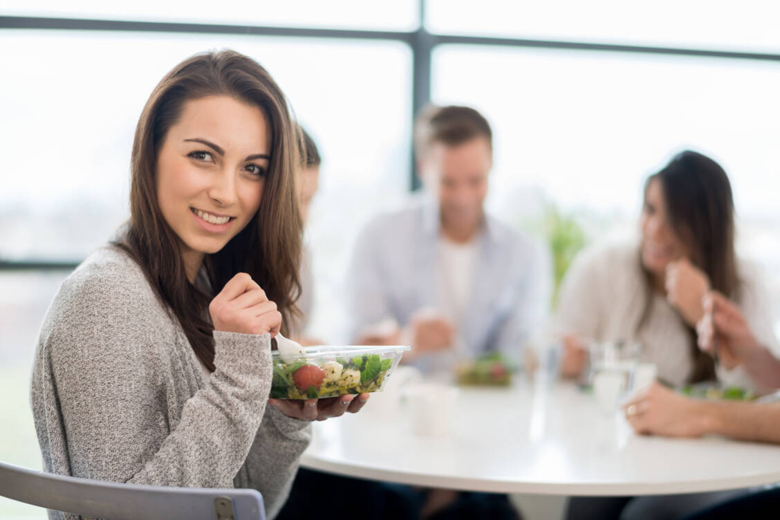 Ein Marktcheck ergab: Viele Gerichte zum Mitnehmen sehen gesund aus, enthalten aber häufig zu viel Zucker. Spitzenreiter im negativen Sinne: Ein Salat. / Foto: Getty Images/andresr