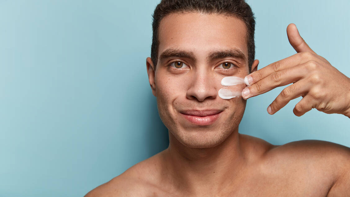 Beratung zur Hautpflege in der Apotheke gibt es nicht nur für Menschen mit makelloser Haut, sondern gerade auch für diejenigen, deren Haut nicht ganz gesund ist. / Foto: Adobe Stock/Wayhome Studio
