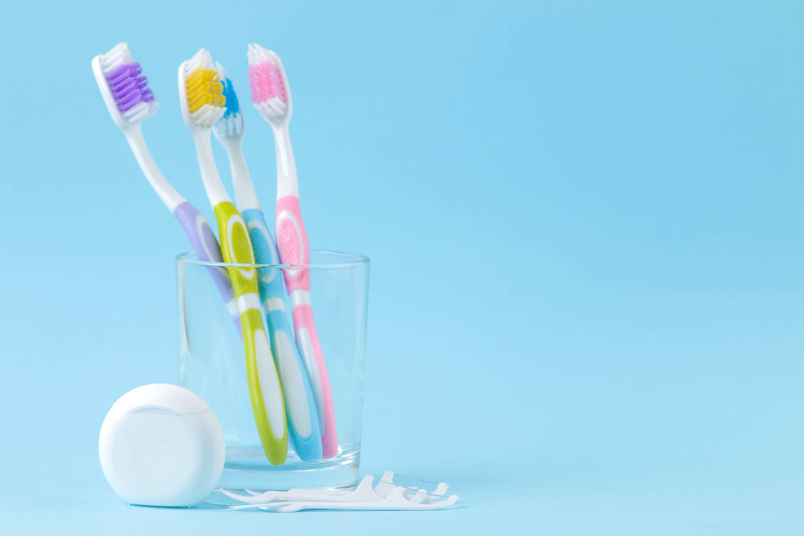 Viele Erwachsene wenden Zahnputzutensilien nicht richtig an. / Foto: Adobe Stock/MK studio