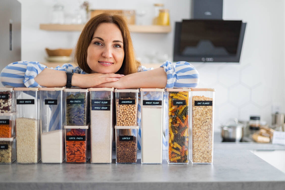 Ein »gemischter Haushalt«, in dem ein Teil Gluten verträgt, ein anderer nicht, ist eine Herausforderung. Das beginnt schon bei der Lagerung der Lebensmittel und der Nutzung von Gerätschaften wie Toaster oder Rührgerät.  / Foto: Getty Images/Kostikova