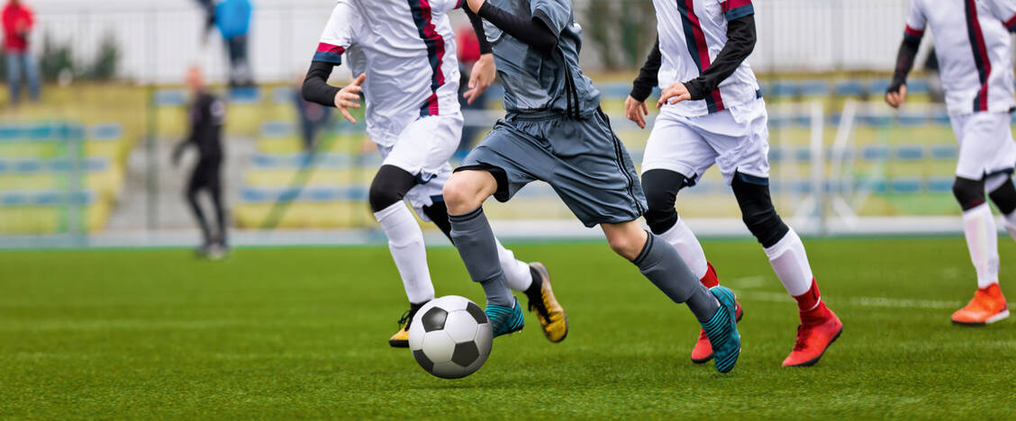 Voller Kopfeinsatz könnte dem Gehirn schaden, zumindest bei Profi-Fußballern. / Foto: Shutterstock/matimix