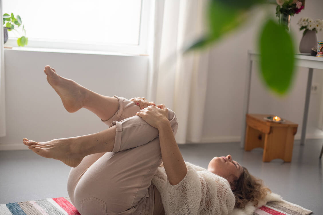 Feldenkrais ist eine ganzheitliche Methode: Bewegungsspielraum und Denken sind der Theorie zufolge eng miteinander verbunden. / © Getty Images/AlenaPaulus