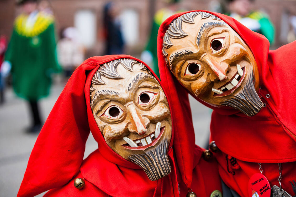 Das Gesicht vollständig hinter einer Maske zu verstecken, um sich vor Krankheitserregern zu schützen, ist an Karneval natürlich auch eine Idee. Einfache Hygieneregeln können jedoch auch helfen, Infektionen zu vermeiden. / Foto: Adobe Stock/Cimermane