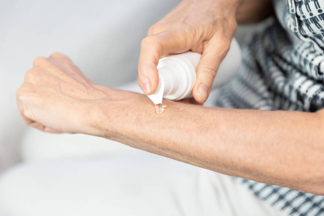 Hormone lassen sich nicht nur oral anwenden, sondern auch transdermal – als Gel, Pflaster oder Spray. So auch bei der Hormonersatztherapie. Das birgt einige Vorteile. / © Getty Images/BSIP/Universal Images Group