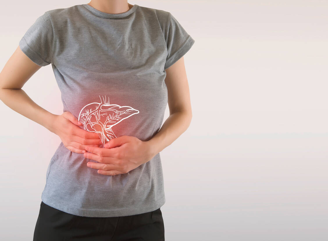 Bei der Lebergesundheit kommt es auch auf das Geschlecht an: Frauen leiden häufiger unter autoimmunen Lebererkrankungen, Männer dagegen entwickeln eher eine Fettleber. / © Adobe Stock/mi_viri