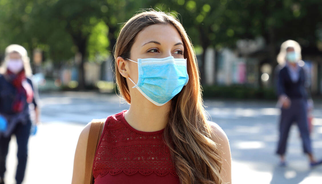 Schutzmaßnahmen wie das Tragen einer medizinischen Maske helfen, die Verbreitung der Coronavirus-Varianten einzudämmen. Ein weiterer Baustein ist die Durchimpfung der Bevölkerung. / Foto: Adobe Stock/zigres