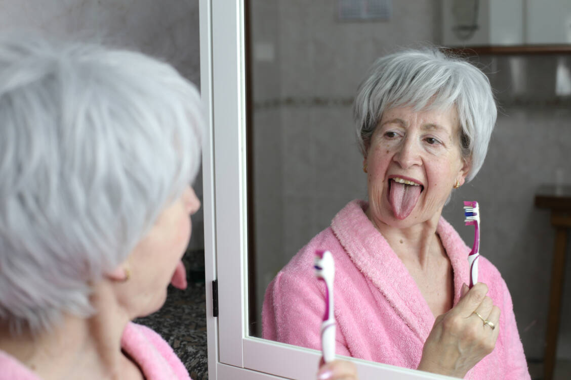 Eine gute Mundhygiene kann – insbesondere bei Prothesenträgern – dazu beitragen, einem Mundsoor vorzubeugen.  / © Getty Images/ajr_images