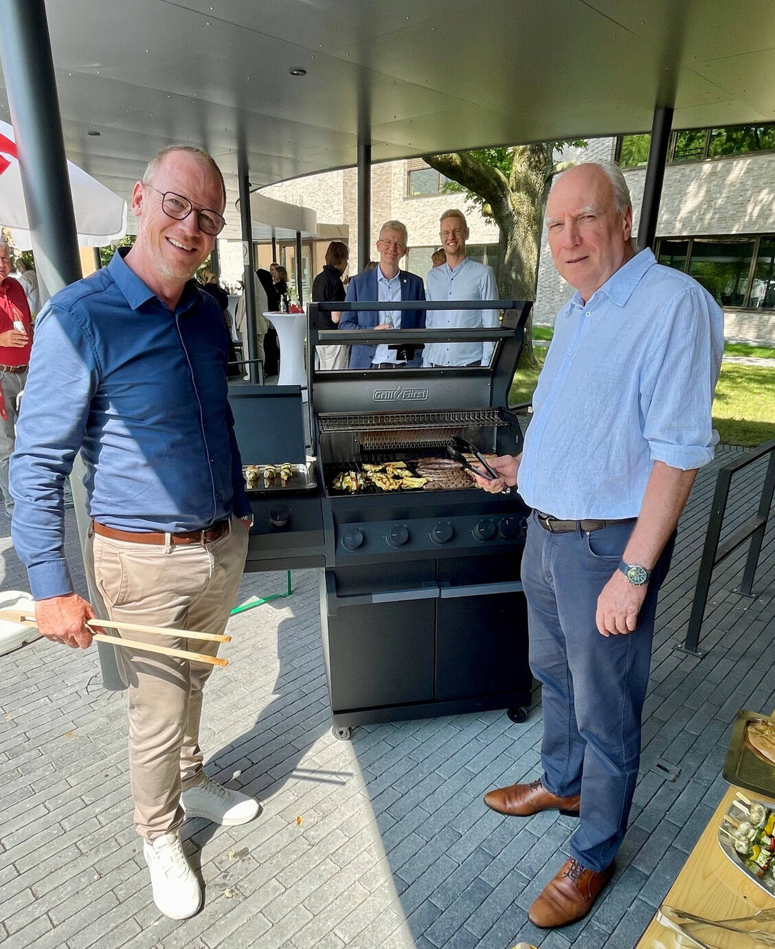 Die Apobank hat der PTA-Fachschule Münster einen großen Grill gestiftet, um Anlässe gemeinsam feiern zu können. / © AVWL