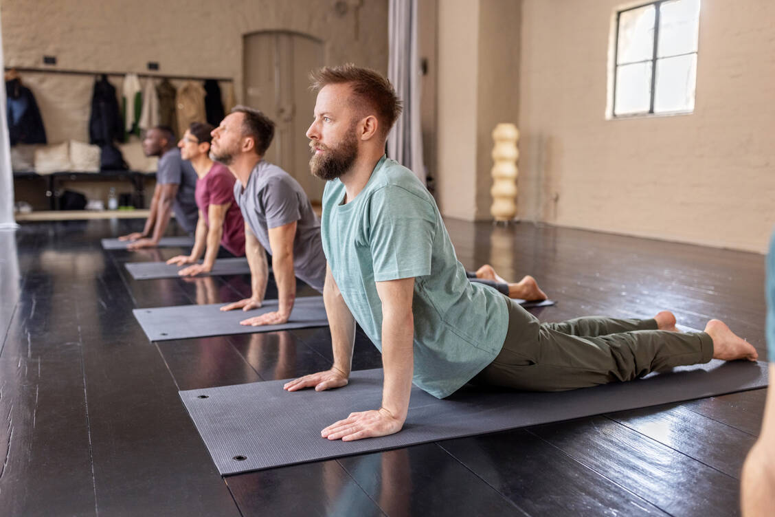 Yoga kann nachweislich die Schlafqualität verbessern, wenn es intensiv durchgeführt wird. / © Getty Images/Luis Alvarez