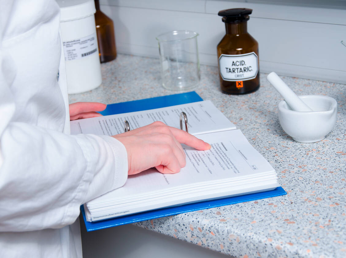 Viele hilfreiche Informationen zur Plausibilität von Rezepturen finden sich im DAC/NRF-Werk. / Foto: Adobe Stock/Gerhard Seybert