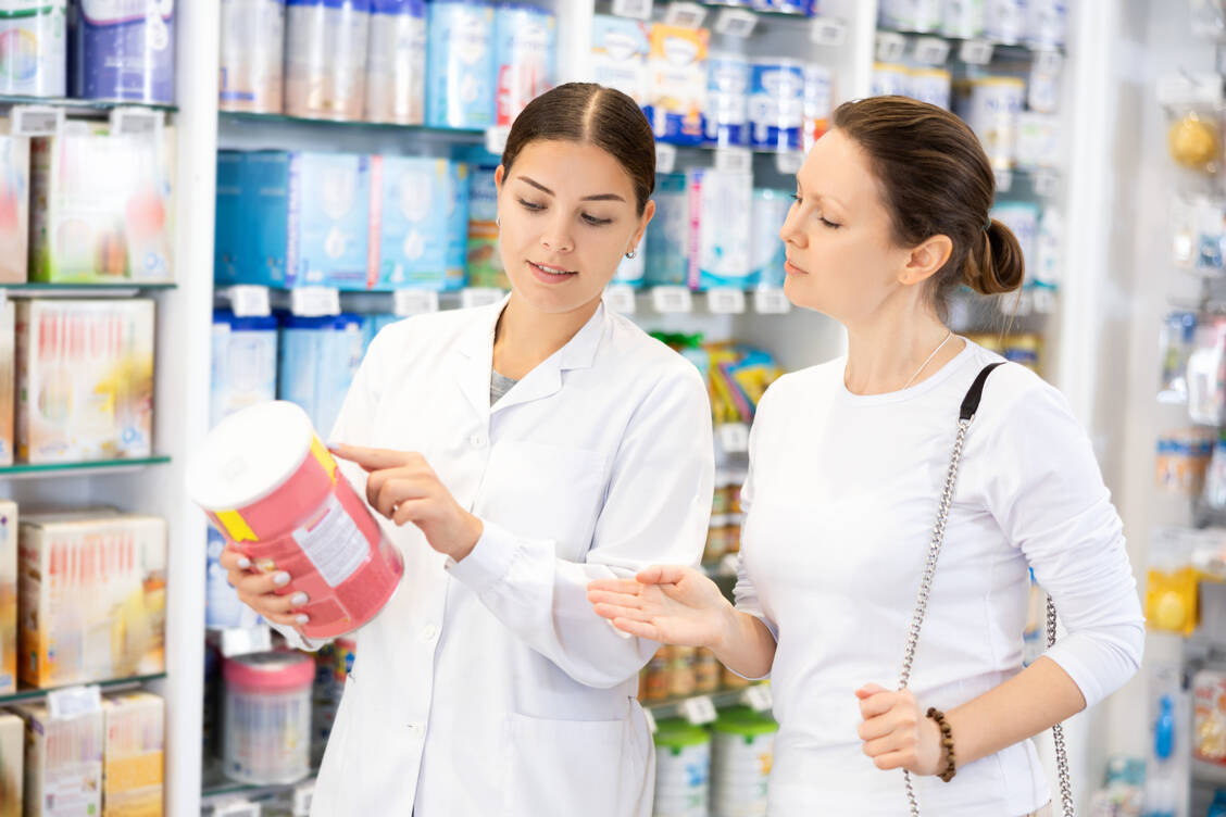 Wenn es mit dem Stillen nicht klappt, sind Ersatzmilchprodukte hilfreich, die in ihrer ­Nährstoffzusammensetzung der Muttermilch nachempfunden sind. / Foto: Adobe Stock/JackF
