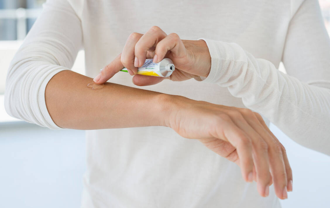 Bei einer bakteriellen Superinfektion der Haut muss ein Antibiotikum zum Einsatz kommen. / Foto: Getty Images/Eric Audras