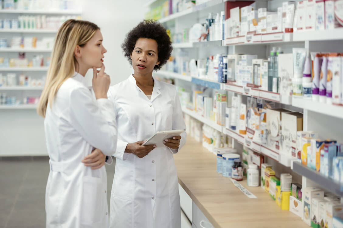 Die BAK-Richtlinie soll Apotheken dabei unterstützen, die im PTAG vorgeschriebene Praxisanleitung umzusetzen. / © Getty Images/PixelsEffect