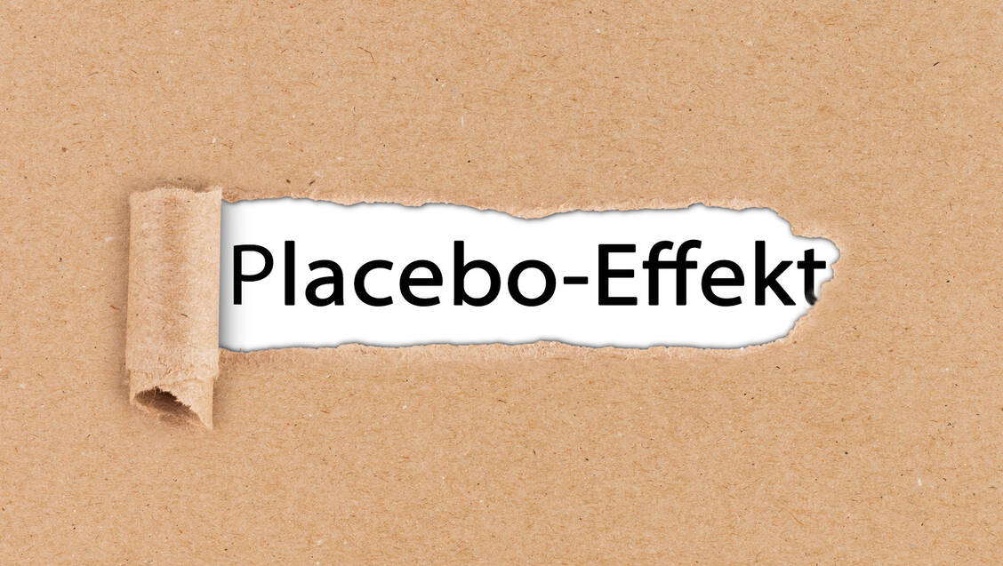 Um dem Placebo-Effekt auf den Grund zugehen, untersuchten Wissenschaftler bisher vorwiegend die Hirnaktivität. Jetzt nahmen Forscher aus München das Phänomen auf molekularer Ebene unter die Lupe.  / Foto: Getty Images/Grafner/PZ/Katja Egermeier