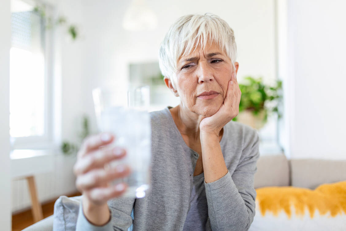 Nichts schmeckt, Sprach- und Schluckbeschwerden, Wundsein: Zytostatika und eine Strahlentherapie können den Schleimhäuten arg zusetzen. Eine supportive Nahrungsergänzung kann die Schleimhäute schützen. / Foto: Getty Images/stefanamer