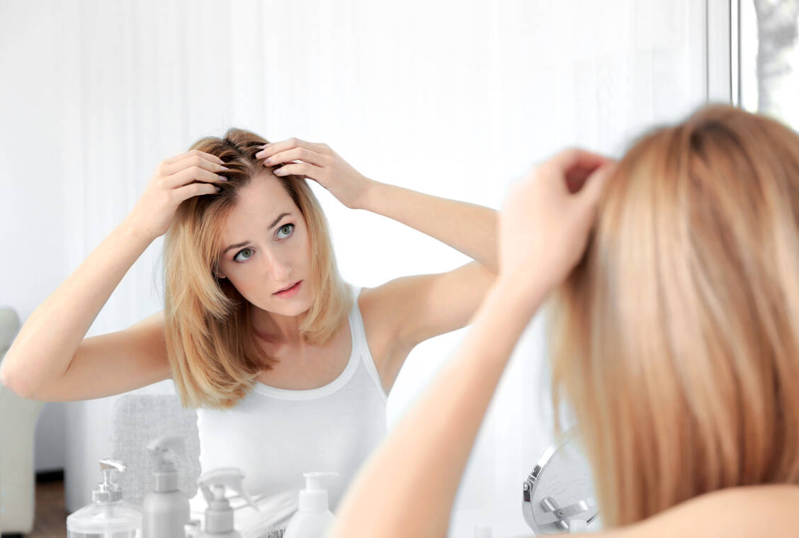 Viele Menschen verlieren vorübergehend mehr Haare, wenn die Jahreszeiten wechseln. Das ist kein Grund für eine Medikation. / Foto: Fotolia/Africa Studio