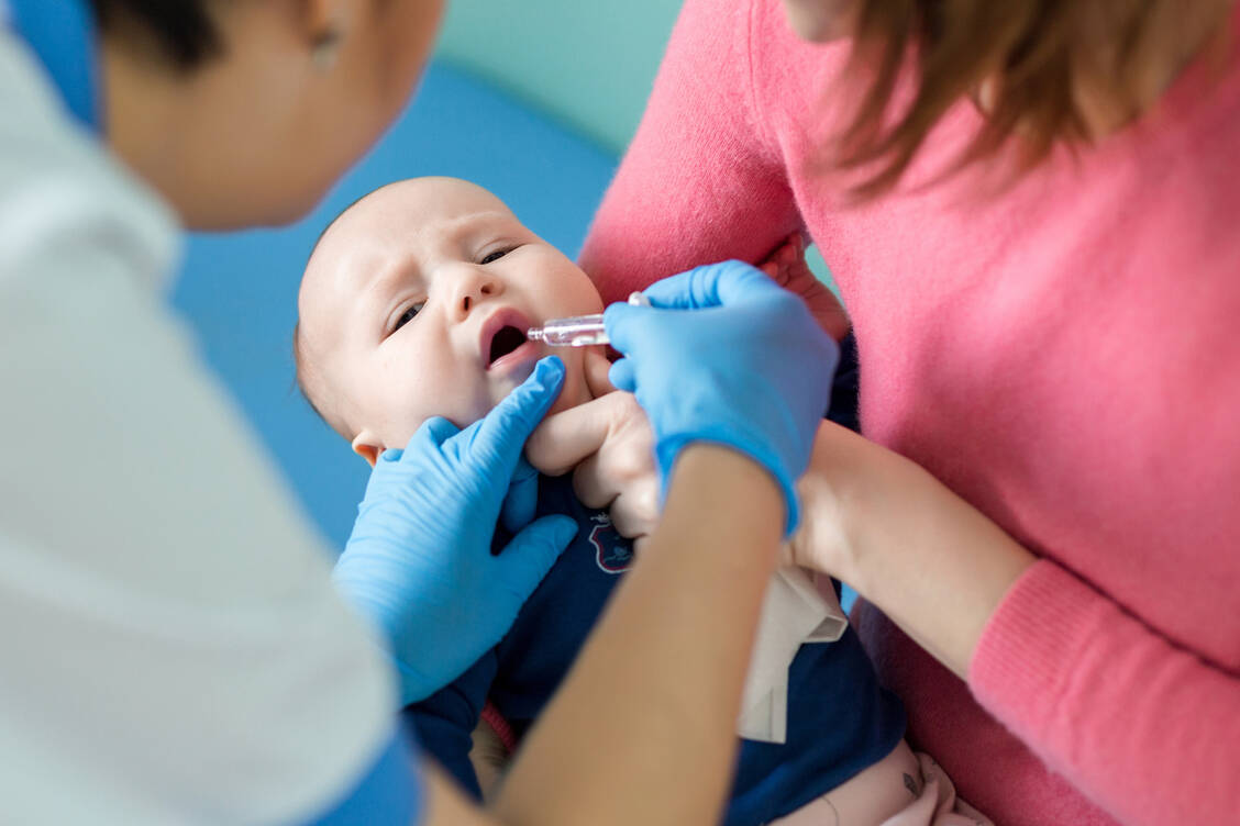 Die Polio-Schluckimpfung wird in Deutschland nicht mehr eingesetzt, in anderen Ländern aber schon.  Frisch geimpfte Personen scheiden die abgeschwächten Impfviren dann eine Zeit lang aus – so gelangen diese dann ins Abwasser. / © Adobe Stock/Kirill Gorlov