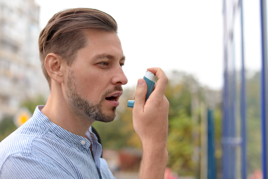 Damit der Sprühstoß auch wirklich an den Wirkort gelangt, bedarf es bei der Anwendung eines Astmasprays spezieller Kenntnisse. / Foto: Adobe Stock/New Africa