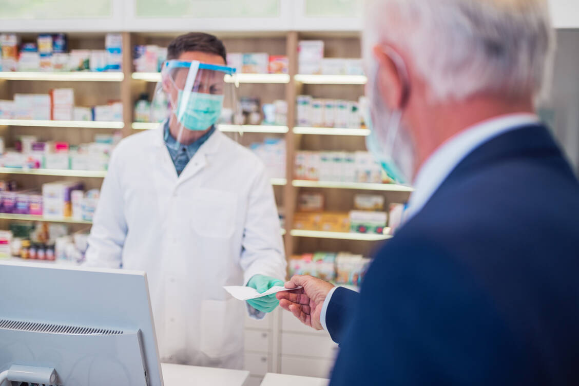 Alte Menschen so gut wie möglich unterstützen, das ist besonders auch eine Aufgabe in Apotheken. / Foto: AdobeStock/hedgehog94