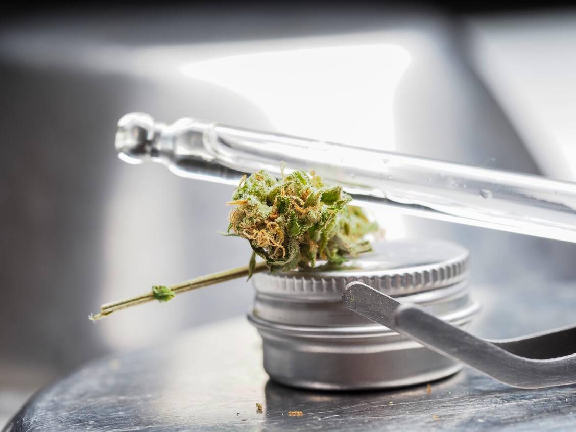 Bevor die Rezeptur hergestellt werden kann, muss Dronabinol auf Identität geprüft werden. Foto: Adobe Stock/Elroi