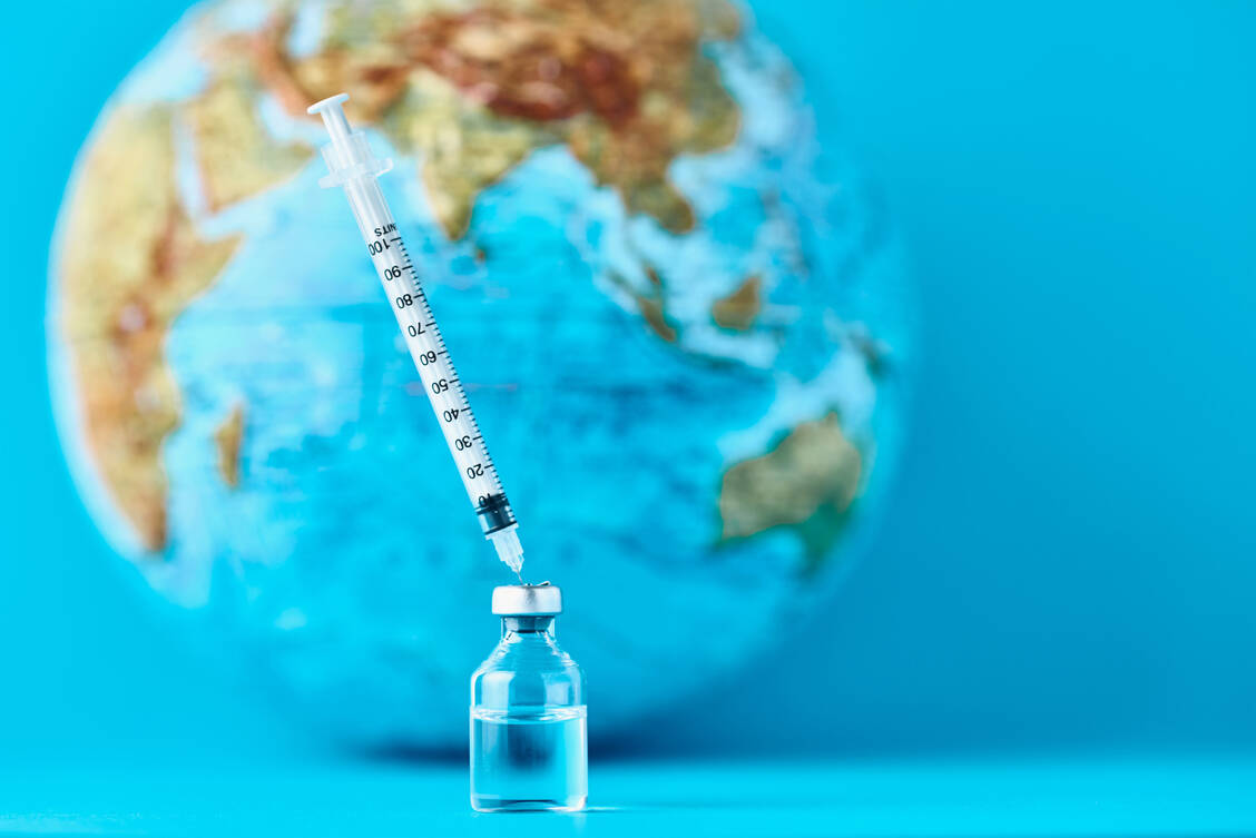 Die Covid-19-Impfung hat weltweit zahlreiche Todesfälle durch die Virusinfektion verhindert, der Impfstoff war jedoch ungerecht verteilt. / Foto: Getty Images/Aliaksandr Barysenka / EyeEm