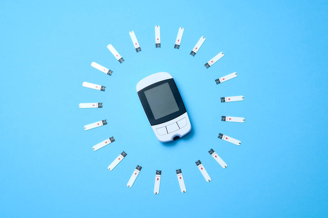 Für Apotheken gelten bei der Abgabe von Blutzuckerteststreifen Quotenregelungen. Werden diese nicht erfüllt, droht ein Malus. / Foto: Getty Images/Andriy Onufriyenko