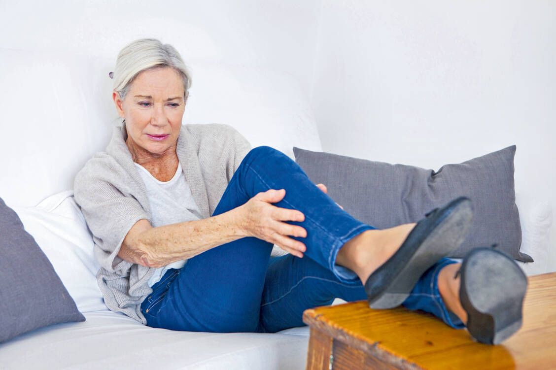 Brennende, stechende Schmerzen, vor allem auf nachts, mindern bei Neuropathie deutlich die Lebensqualität. / Foto: Shutterstock/Image Point Fr