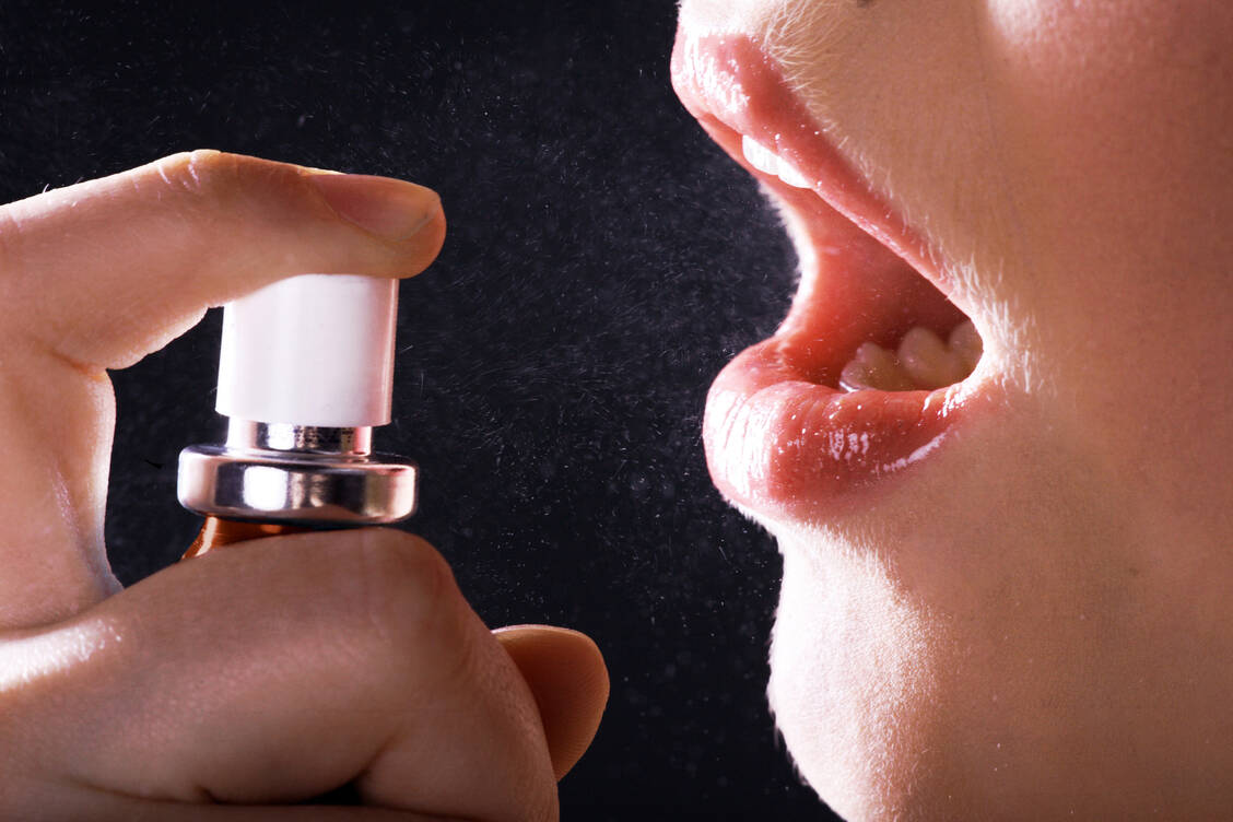 Viele MS-Patienten entwickeln im Laufe ihrer Erkrankung eine Spastik. Dann könnten die Cannabinoide aus der Hanfpflanze in Form eines Mundsprays eine Therapieoption sein. / Foto: Adobe Stock/www.freund-foto.de