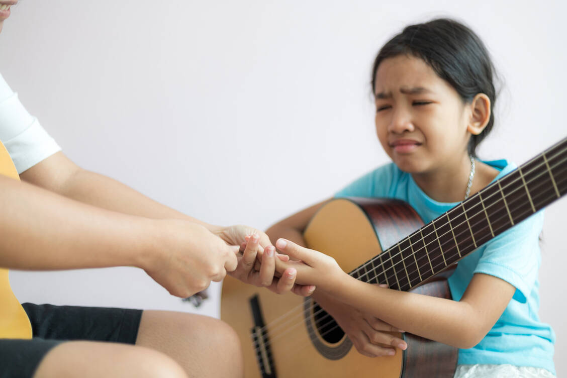 Auch Kinder können bereits an Rheumatoider Arthritis erkranken. Die Ernährung kann eine medikamentöse Theorie womöglich unterstützen. / Foto: Adobe Stock/Kaikoro