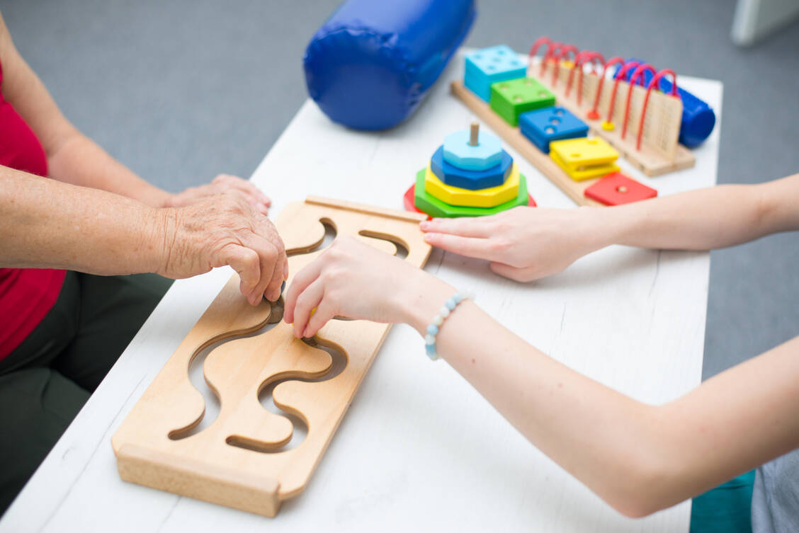 Nach einem Schlaganfall müssen Betroffene viele Bewegungsabläufe neu lernen und trainieren. Zeit, Ausdauer und Geduld helfen ihnen dabei. / © Getty Images/Slavica
