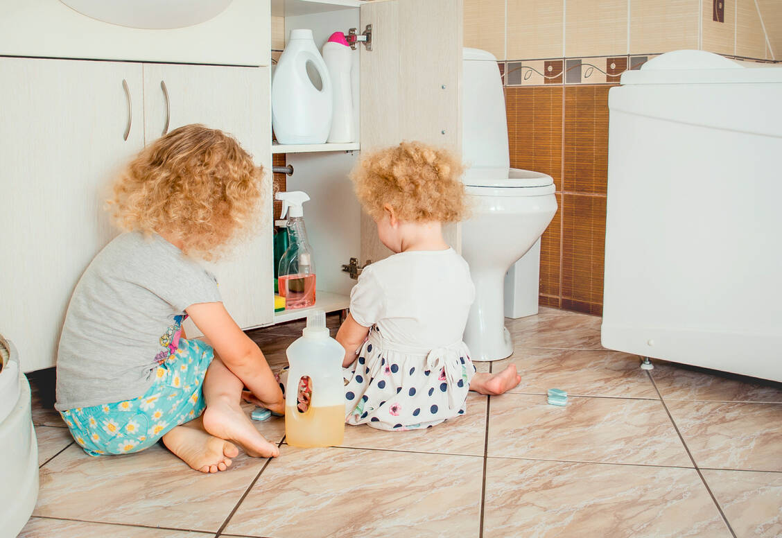 Die wenigsten Eltern verschließen gefährliche Flüssigkeiten und auch Medikamente sicher vor ihren Kindern. / Foto: Adobe Stock/FotoHelin