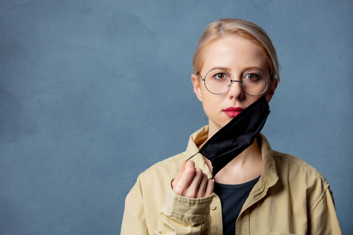 Anders als Teile der Politik sehen es die meisten Wissenschaftler eher kritisch, die Maskenpflicht generell und zeitnah abzuschaffen. / Foto: Getty Images/Massonstock