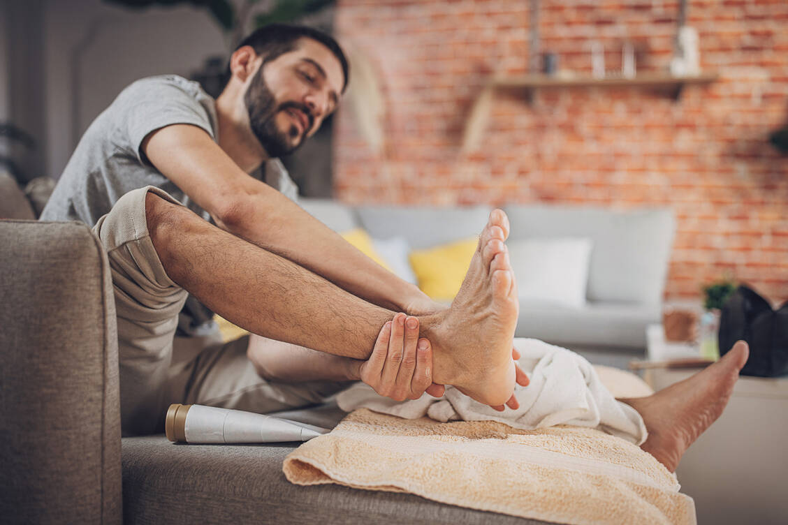 Wer an Fußpilz leidet, sollte Füße und Zehenzwischenräume stets gut abtrocknen. Wichtig ist auch: Handtücher nicht teilen und bei mindestens 60 °C waschen! / © Getty Images/South_agency