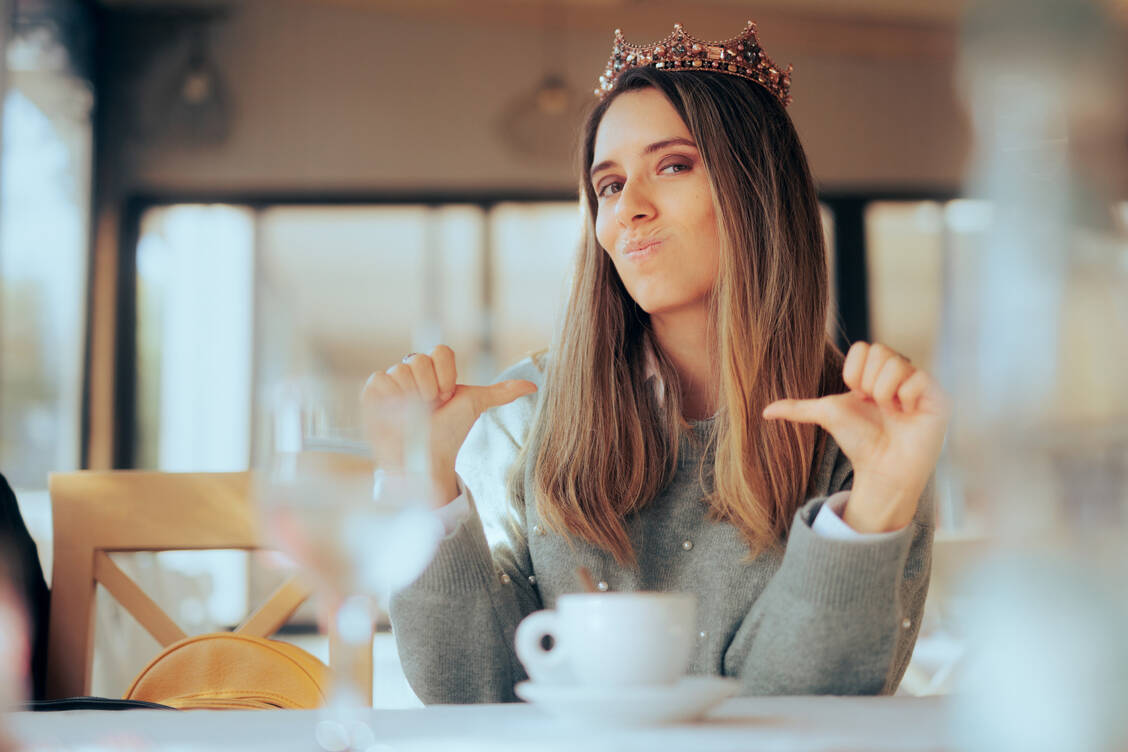 »Ich weiß, dass ich nichts weiß«, soll einst Sokrates gesagt haben. Bei Menschen mit Dunning-Kruger-Effekt ist es umgekehrt. / Foto: Getty Images/nicoletaionescu