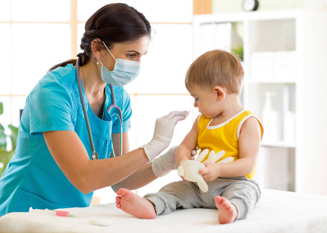 Eine Masernimpfung im Kindesalter schützt ein Leben lang vor der Infektion mit den Viren. / Foto: Shutterstock/Oksana Kuzmina