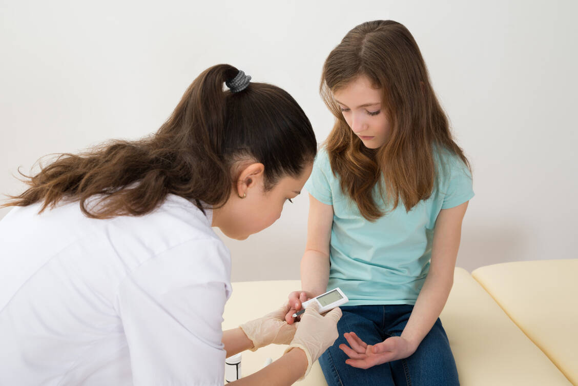 Für die Diagnose Typ-1-Diabetes reicht zwar ein alleiniger Blut­zuckertest nicht aus, ist aber richtungsweisend. / Foto: Adobe Stock/Andrey Popov