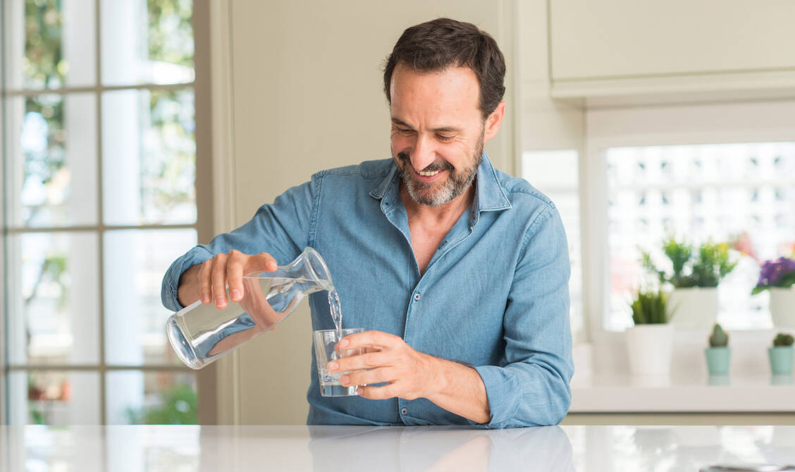 Wer ausreichend Wasser trinkt, tut sich und seiner Gesundheit Gutes. Das konnten Wissenschaftler nun in einigen Fällen auch durch Studien belegen. / © Adobe Stock/Krakenimages.com
