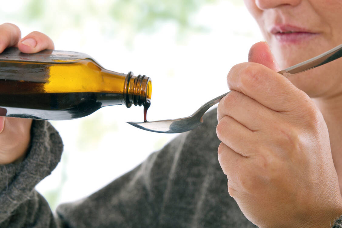 Viele flüssige Phytopharmaka enthalten Alkohol. Für bestimmte Patientengruppen sollten PTA und Apotheker Alternativen empfehlen. / Foto: Fotolia/Sentello