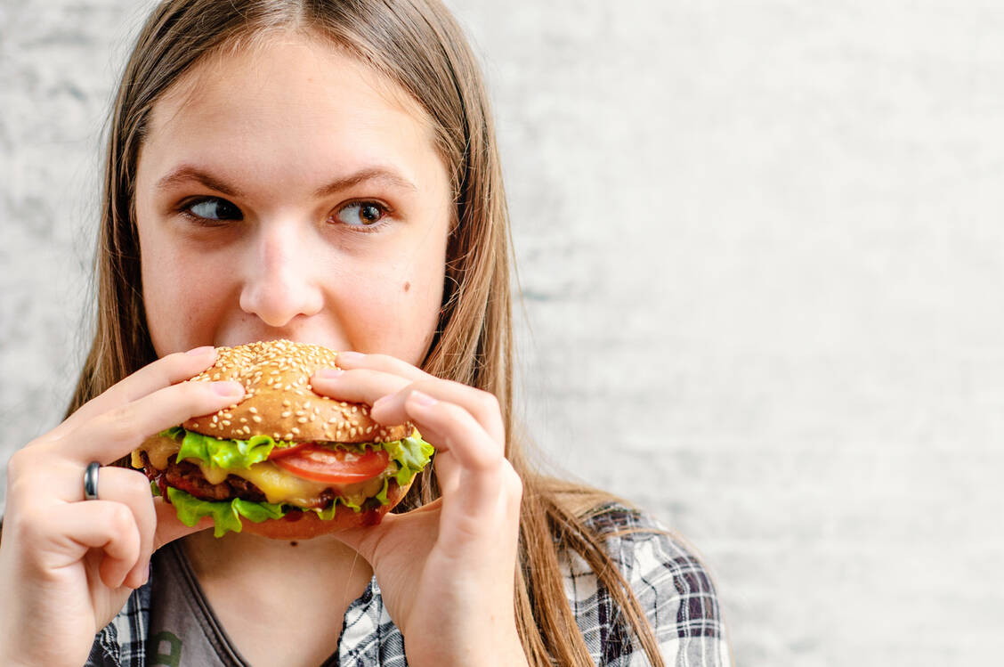 Ein Faktor, der das Herz-Kreislauf-Risiko erhöht, ist der häufige Konsum von rotem Fleisch.  / © Adobe Stock/pavel siamionov