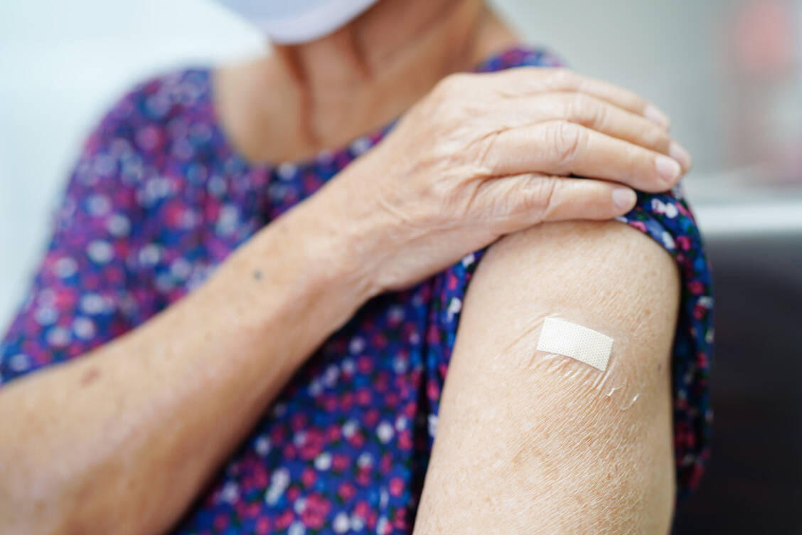 Vor allem ältere Menschen profitieren von der jährlichen Impfung gegen Influenza und Covid-19, denn sie ein hohes Risiko für schwere Verläufe von Atemwegserkrankungen.  / © Getty Images/manassanant pamai