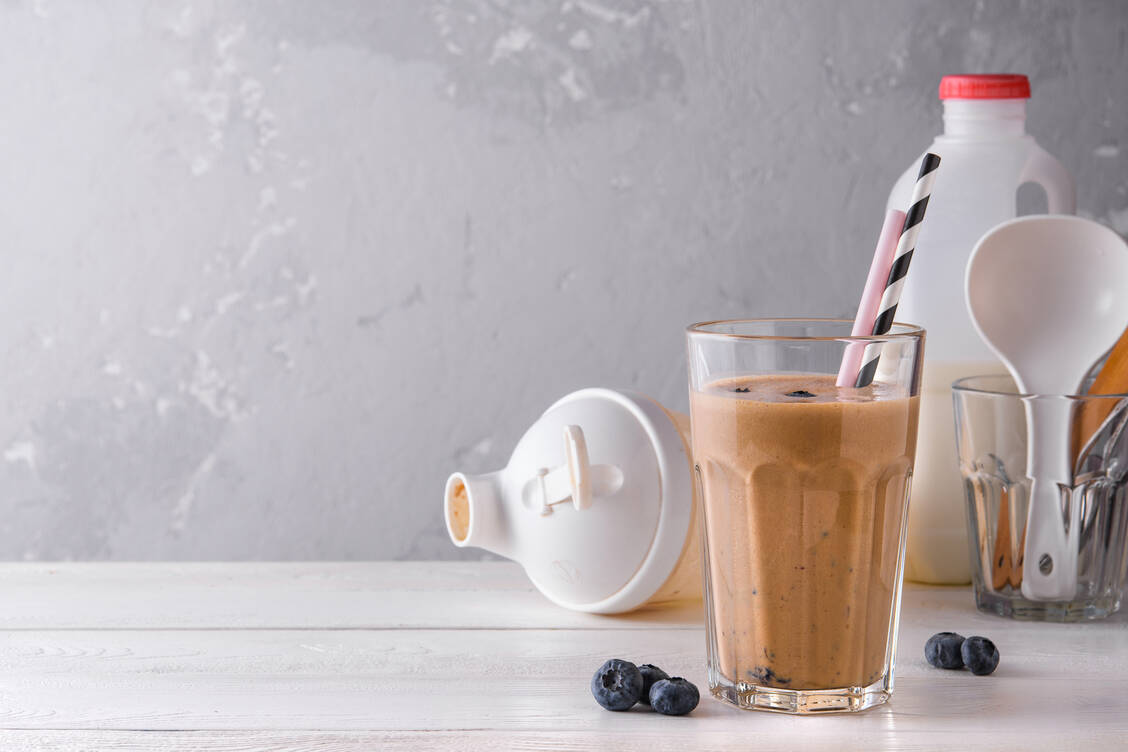 Formula diet products come in different forms. Available are drinks or nutrient powders to be mixed with fluid, and some manufacturers also offer ready-made meals. / Foto: Getty Images/vladimir soldatov